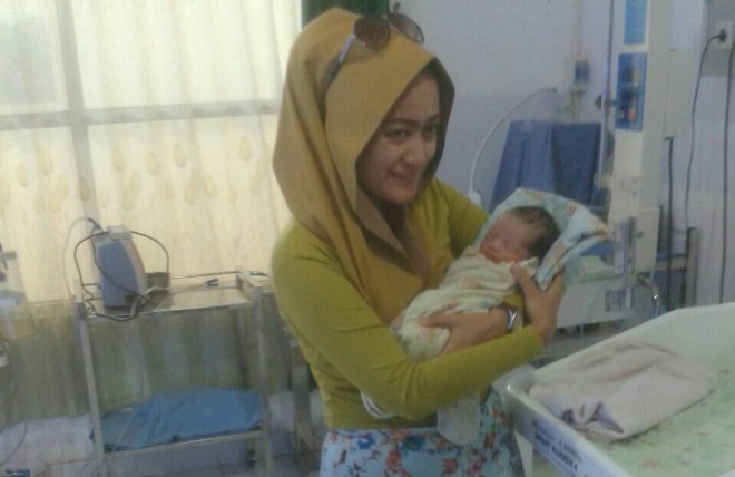 Nyonya Irene Langsung Sambangi Bayi Perempuan yang Ditinggalkan di Mushalla.