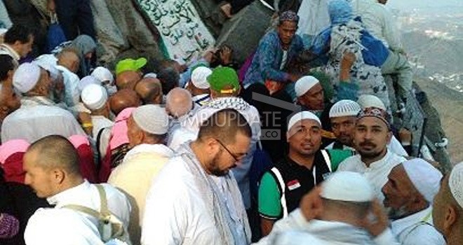 Ratusan jemaah antri masuk ke dalam Gua Hira.