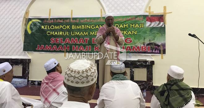 Kakanwil Kemenag saat memberikan arahan kepada jamaah Kloter 20 sebelum berangkat ke Madinah.