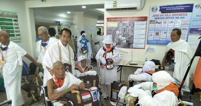 JCH asal jambi saat menunggu bus sebelum berangkat kepadang arafah.