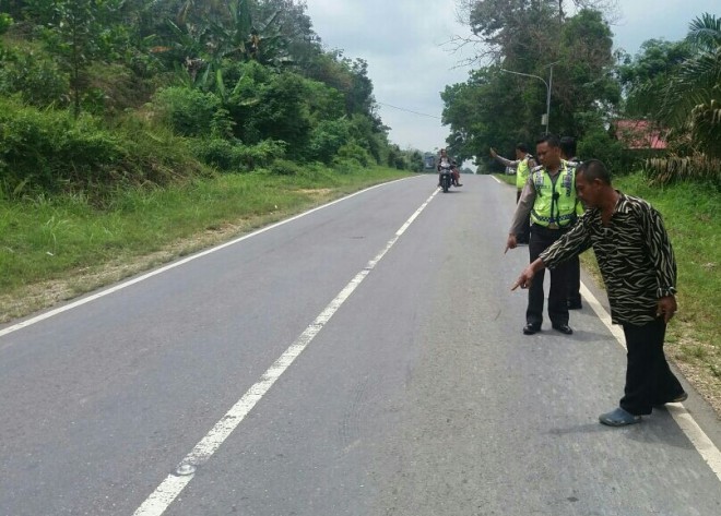 Anggota Satlantas Polres Merangin saat mendatangi lokasi kejadian.