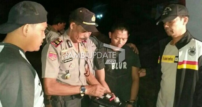 ER saat diamankan polisi di Jalur Dua Kantor DPRD Merangin.