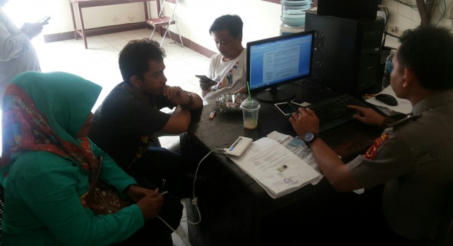 Puluhan Wartawan saat melaporkan Akun Facebook Azhari ke Polres Tanjabbar.