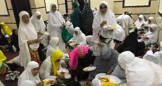 Jamaah haji asal Jambi saat makan nasi kuning bersama sebelum berangkat ke Madinah.   