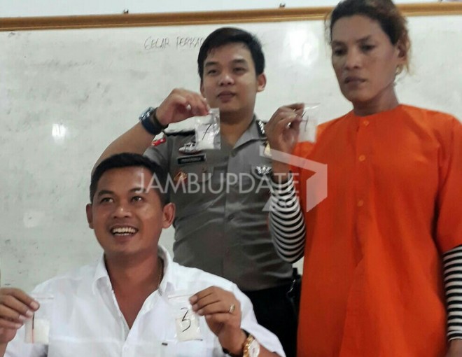 Seorang Waria saat diamankan Anggota Ditresnarkoba Polda Jambi.