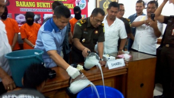 Dirresnarkoba Polda Jambi, Kombes Pol Ade Sapari, saat memusnahkan 1,6 Kg sabu di Mapolda Jambi.