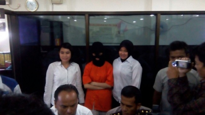 Kasubdit IV AKBP Herry Manurung (kiri) dan Kasubbid Penmas Kompol Wirmanto (kanan) saat pres release pengungkapan prostitusi online.