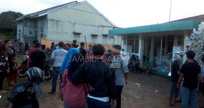 Puluhan keluarga dan calon pengantin saat mendatangi WO By Sidiq di Jalan Sunan Giri, Kota Jambi, kemarin (19/9) sore.