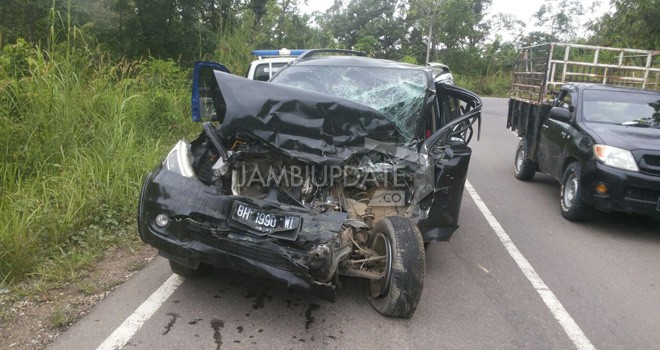 Truk Beradu Kambing dengan Minibus di Tebo.