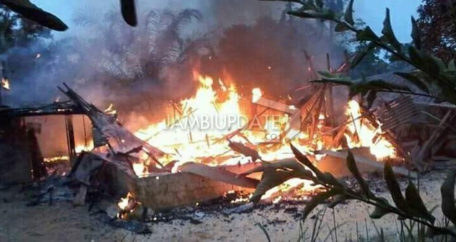 Rumah Wantaris yang hangus di lalap api.