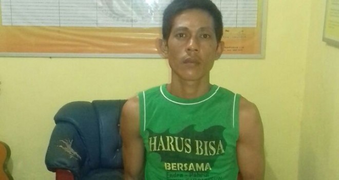 Tersangka Rafiq saat diamankan polisi. 