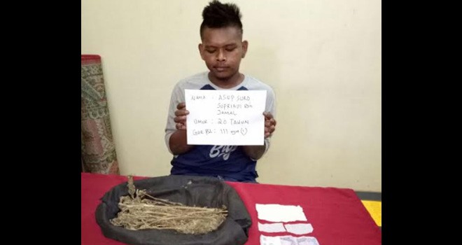 Asep Suro Supriadi Alias Usup Bin Jamal, warga RT.02 RW.01 Kelurahan Sridadi saat diamankan Polisi.