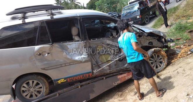 Kijang Innova Terbalik di Jalan Lintas Timur Sengeti.