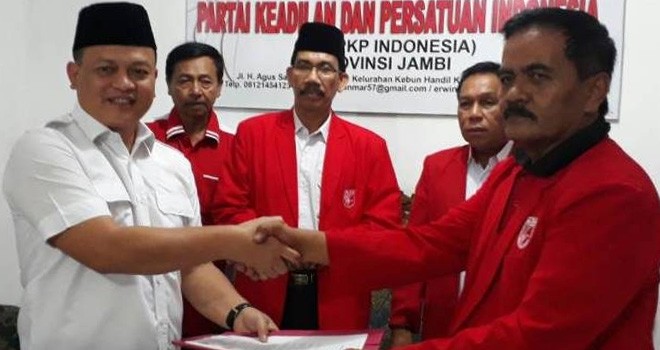 Penyerahan dukungan dari PKPI kepada Fauzi Ansori.