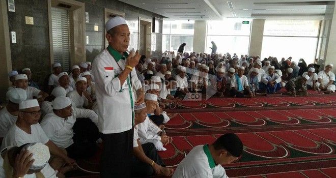 SOSIALISASI : Petugas memberikan sosialisasi kepada jamaah terkait pelaksanaan Arbain saat di Madinah.