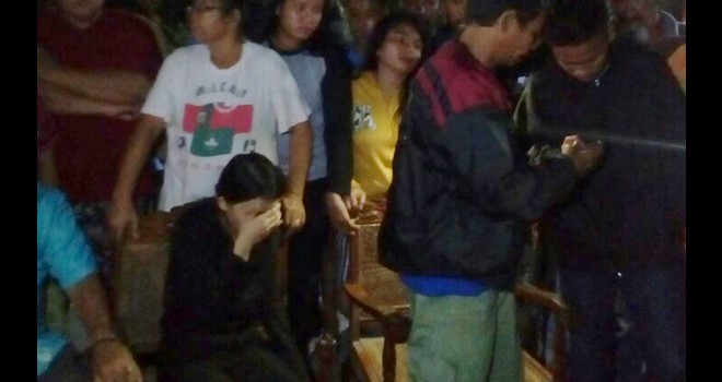 Pasangan mesum saat di grebek warga.