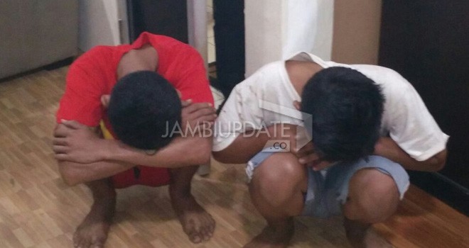 Dua tersangka yakni AS (18) dan KH (18) saat diamankan Polisi.
