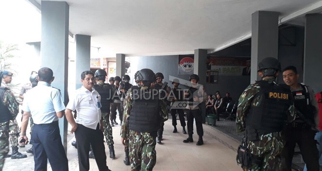 Pasukan Brimob Bersenjata Lengkap saat berjagaLapas Jambi.