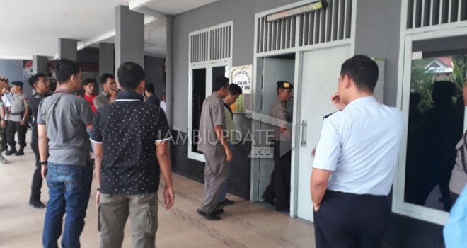 Dir Sabhara Kombes Pol Isdiyono saat memasuki lapas jambi.