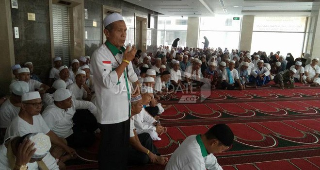 Petugas kloter mensosialisasikan persiapan kepulangan jamaah.