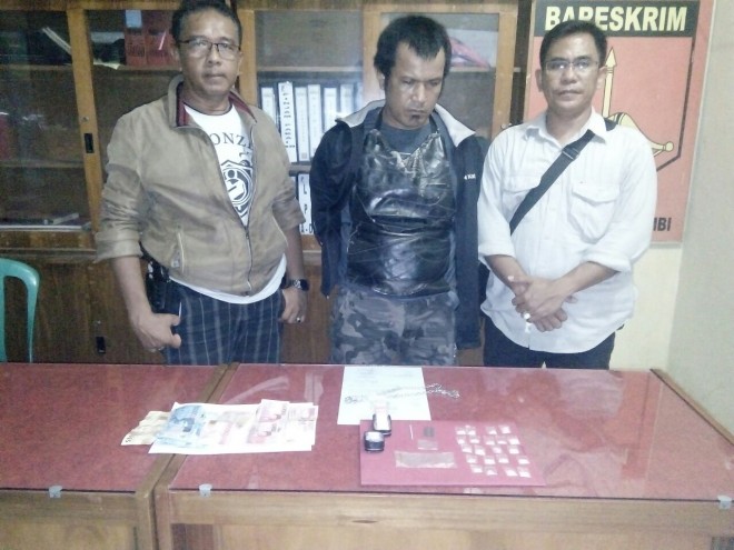 Budi Jefri, saat diamankan di Polsek Sungai Bahar. 