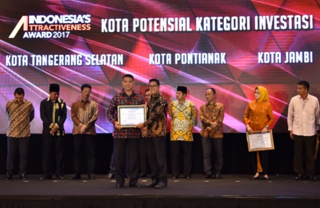 Walikota Jambi, Sy Fasha saat menerima Anugerah Indonesia Attractiveness Award  2017. 