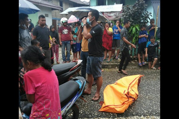 Mayat seorang perempuan yang ditemukan hanyut di Sungai Tembesi. 