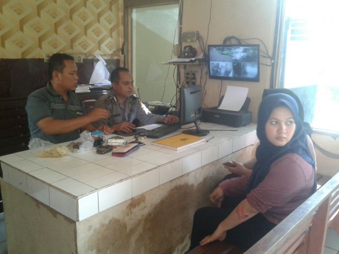 Dua wanita korban jambret saat melapor ke Mapolsek Kotabaru, Senin (2/10).