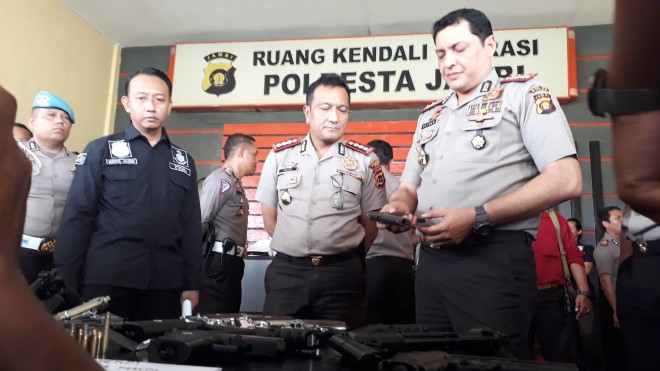 Kapolresta Kombes Pol Fauzi Dalimunthe dan Wakapolda Jambi Kombes Pol Ahmad Haydar saat cek Senpi yang diamankan.