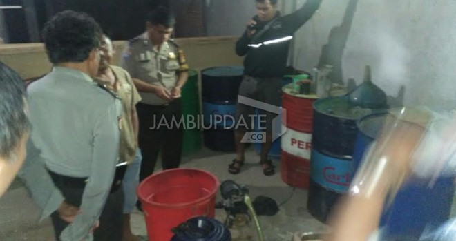 Polisi Gerebek Gudang Minyak di Kenali Besar.