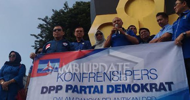 Sekretaris Jendral DPP PAN, Hinca Panjaitan sebelum melantik pengurus DPD Demokrat Provinsi Jambi. Sikapi Pilkad, Demokrat resmi nyatakan sikap
