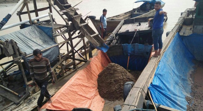 Polisi Kepung Lokasi Penambangan Ilegal di Sungai Batanghari.