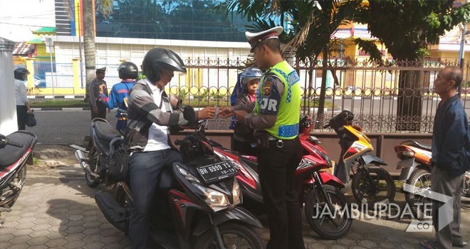 Polisi saat memeriksa surat kendaraan. 