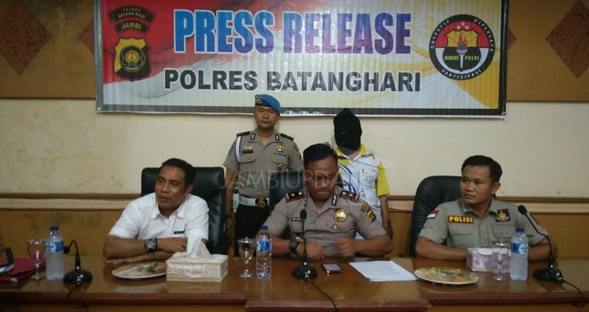 Wakapolres Batanghari, Kompol Doni Wahyudi saat memberikan keterangan pers-nya, Rabu (11/10).