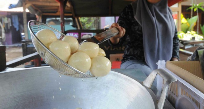 Penjual tahu bulat. Foto : Net