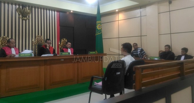 Salah satu terdakwa memberikan keterangan di Pengadilan Tipikor Jambi.
