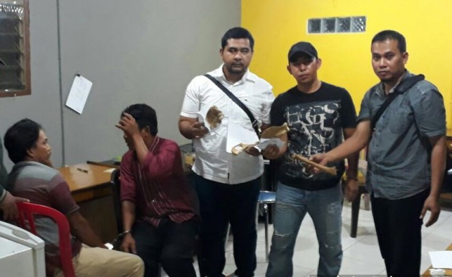 Dua tersangka saat diamankan di Polres Merangin.