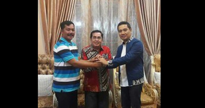Walikota Sungai Penuh, Asafri Jaya Bakri (AJB) saat bertemu Monadi.