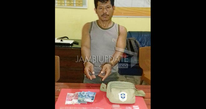 Pengedar Narkoba yang Memiliki Senpi di Sarolangun saat diamankan Polisi.