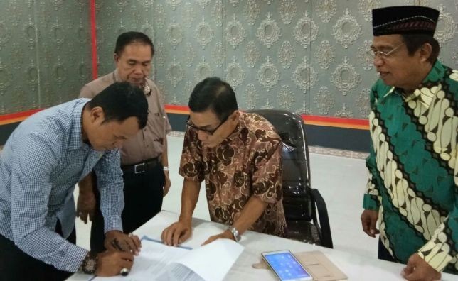 Zainal menandatangani hasil survey Kerinci Hilir Bersatu beberapa waktu lalu