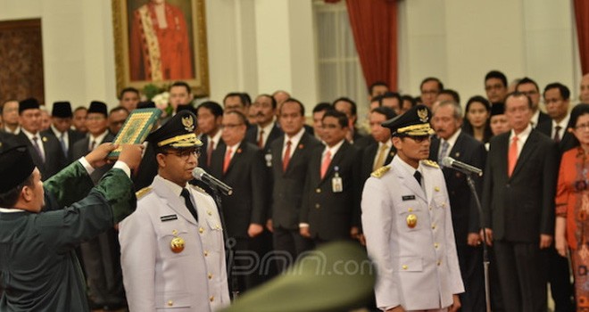 Proses pengambilan sumpah Anies-Sandi sebagai pemimpin baru di Pemerintah Provinsi DKI.