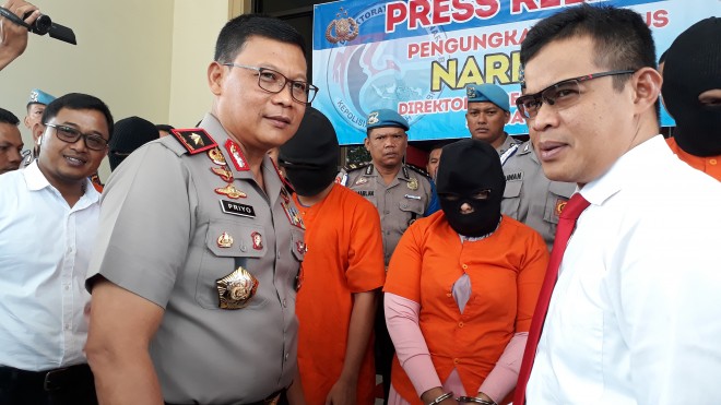 Kapolda dan Dir Narkoba saat ekspose di Polda Jambi. 