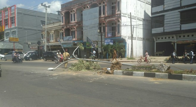  Mobil Strada Tabrak Lampu Jalan di Simpang Pucuk.