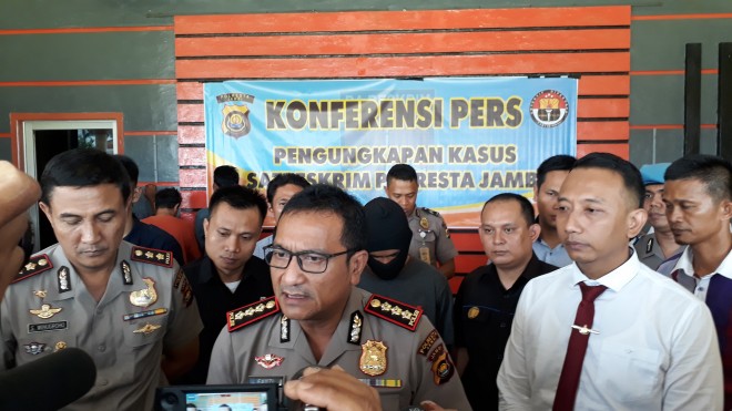Kapolresta Jambi, Kombes Pol Fauzi Dalimunthe saat pres release. 