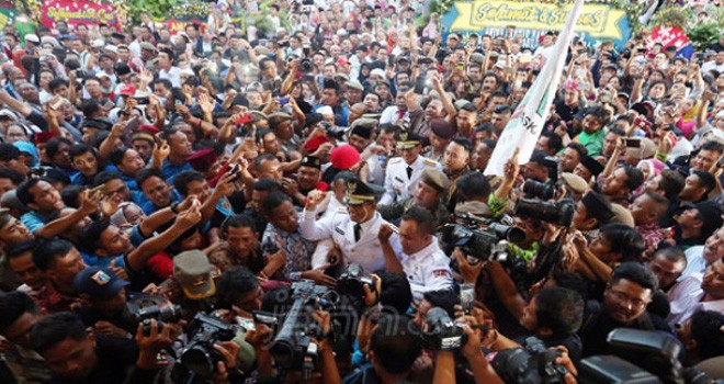 Warga Jakarta saat menyambut pasangan Gubernur dan Wakil Gubernur DKI Jakarta Anis Baswedan dan Sandiaga Uno.