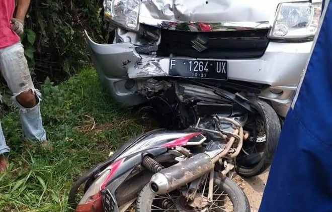 Terlihat sepeda motor Honda Revo milik korban Zul yang berada di bawah bemper mobil Suzuki APV