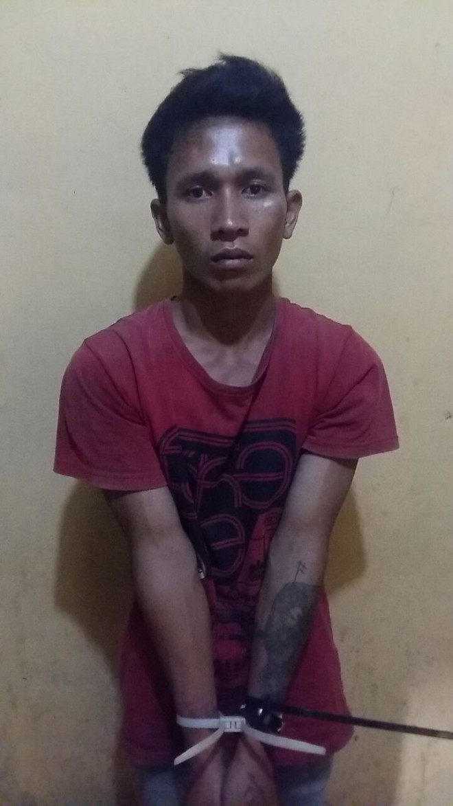 Tersangka Beken saat diamankan anggota Polsek Jaluko.