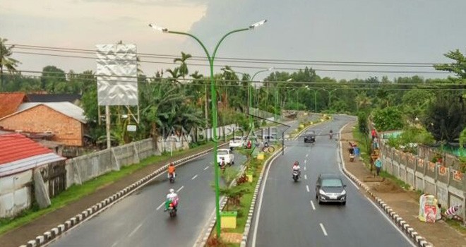 LPJU di jalan dua jalur menuju Bandara telah dipasang Pemerintah Kota Jambi, tadi malam mulai menyala.