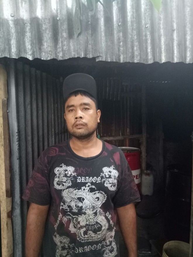 Tersangka Roy Novendra saat diamankan di gudang miliknya. 