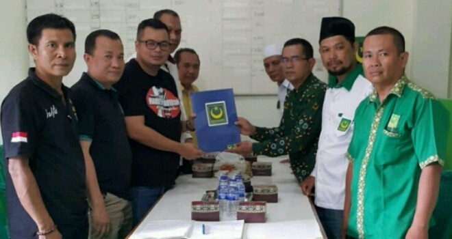 Tim Fasha saat mengambil formulir pendaftaran di Kantor DPC PBB Kota Jambi. 
